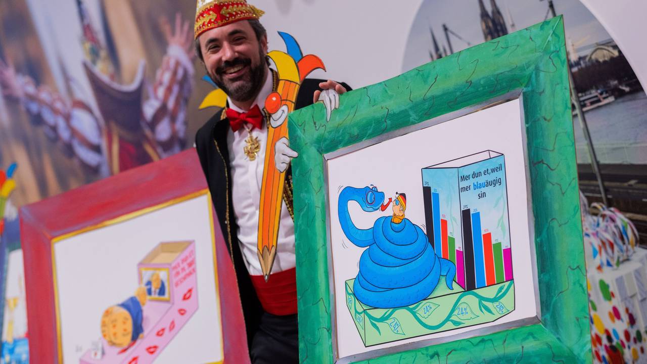 Zugleiter Marc Michelske präsentiert Skizzen für die geplanten Motivwagen zum Rosenmontagszug.