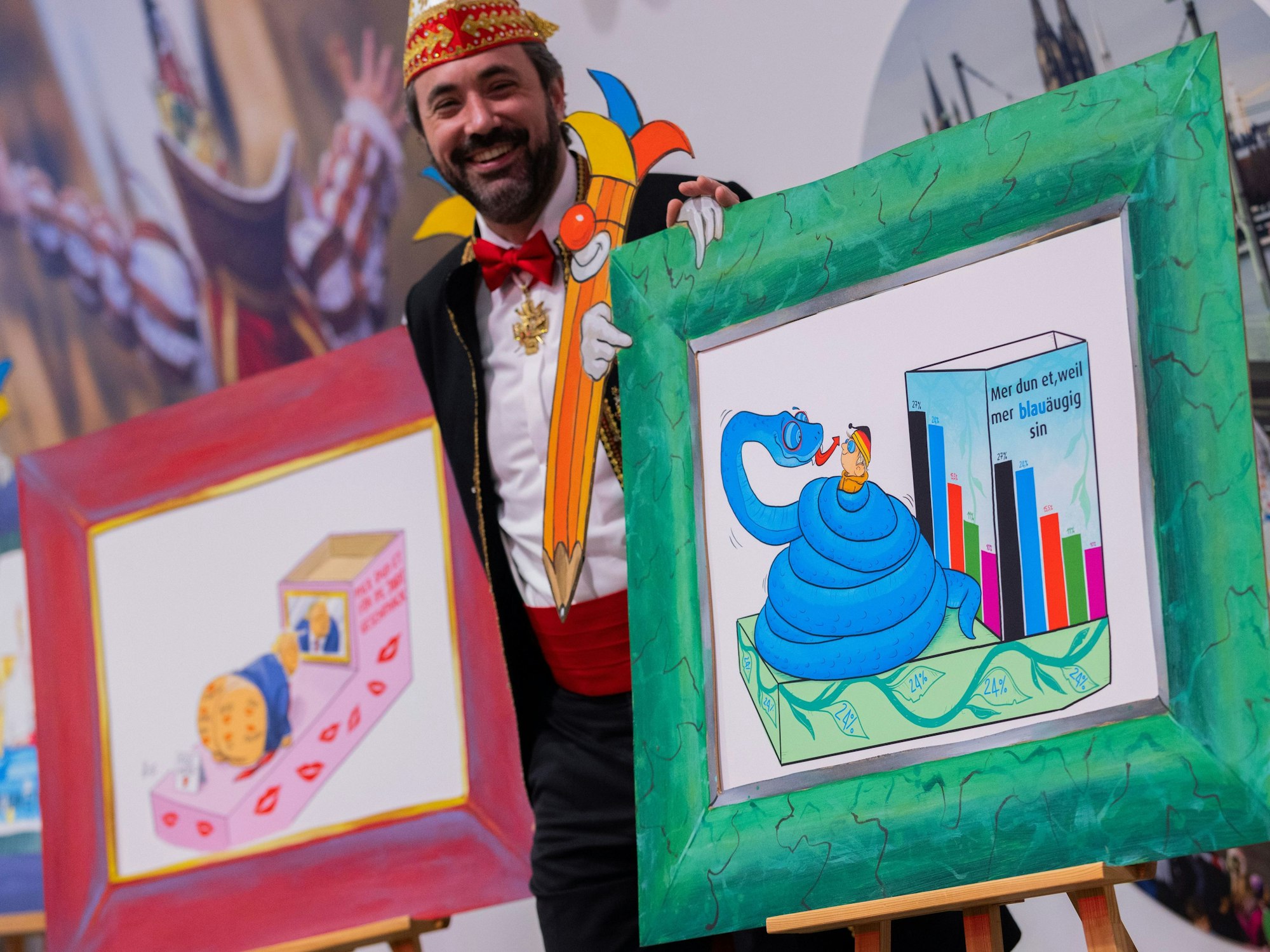 Zugleiter Marc Michelske präsentiert Skizzen für die geplanten Motivwagen zum Rosenmontagszug.