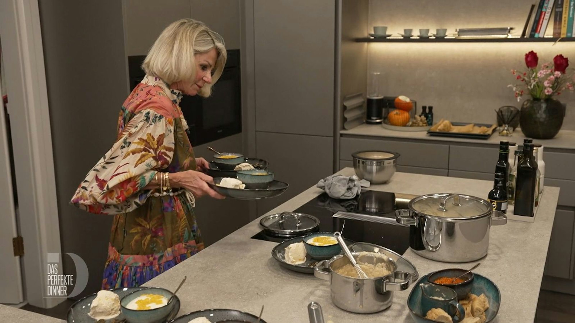 Der süße Abschluss des Abends: Pfirsich-Tiramisu mit einer spontanen Kugel Eis.
(Bild: RTL)