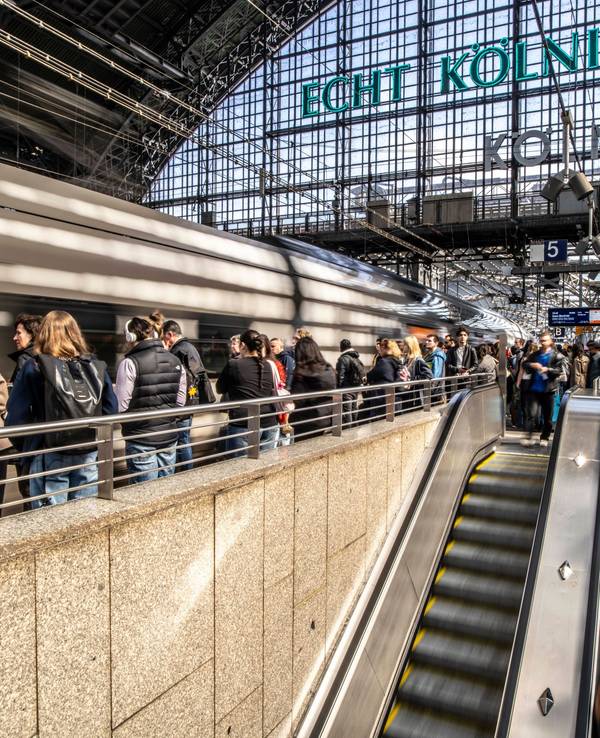 Reisende am Kölner Hauptbahnhof