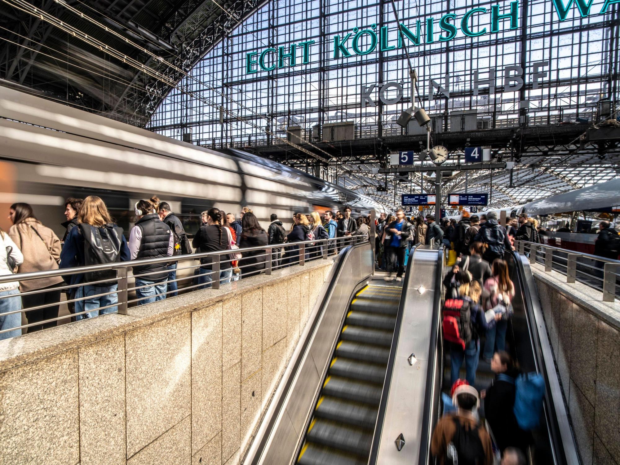 Reisende am Kölner Hauptbahnhof