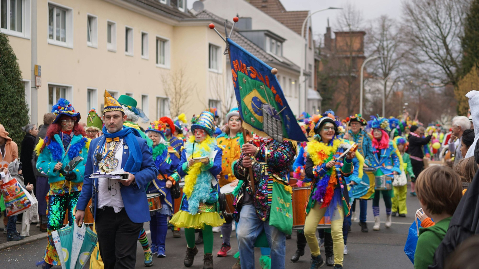 Karneval in Brühl (Archivbild): Hier droht dem Rosenmontagszug in diesem Jahr das Aus.