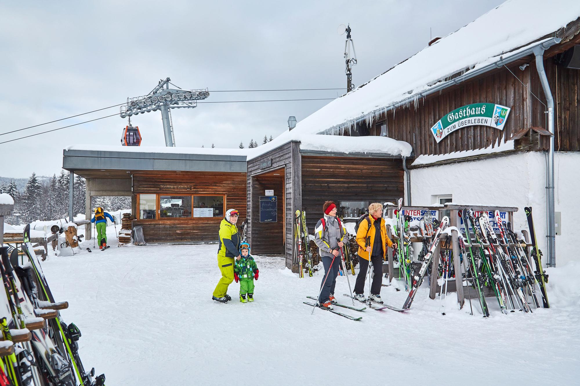 Recherchereise Hochficht
Die Skihütte "Gasthaus zum Überleben" liegt idyllisch im großen Skigebiet Hochficht.