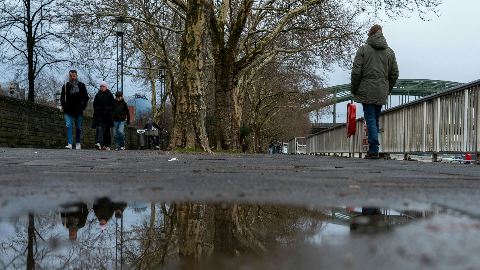 In Köln kann es an den Karnevals-Tagen nass und ungemütlich werden.