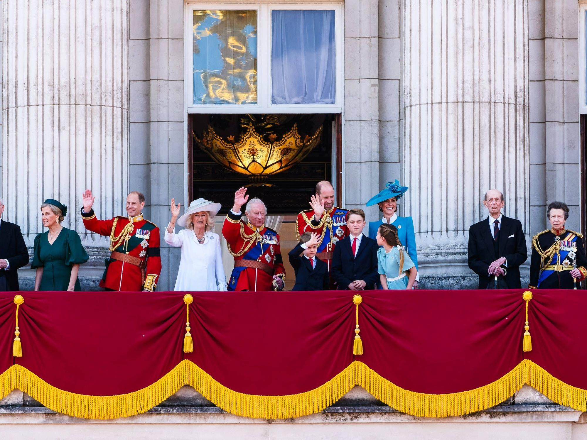 König Charles III., Königin Camilla und die Royals auf dem Balkon.