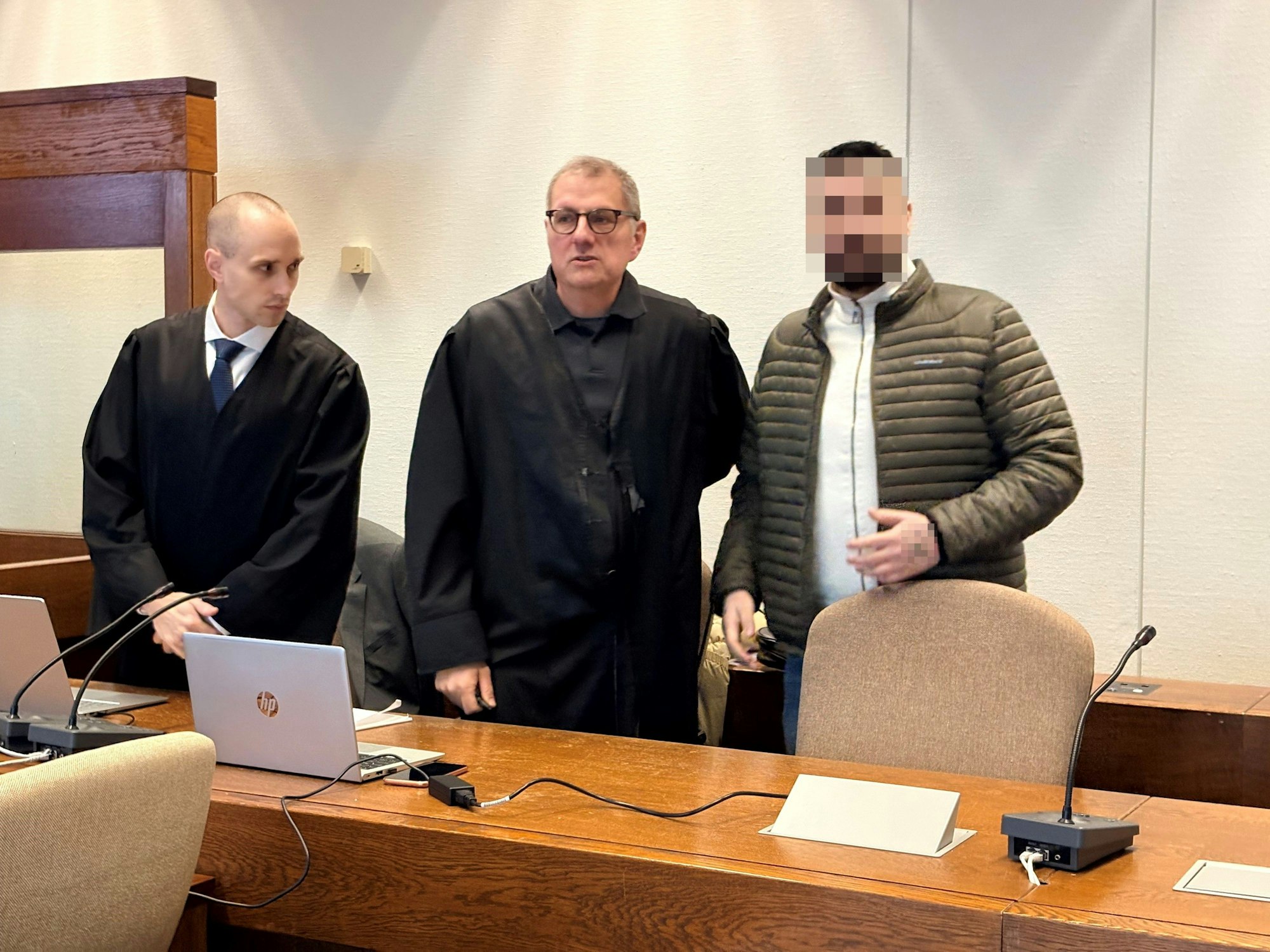 Onur G. (37) und seine Verteidiger Carsten Rubarth und Fin Keith Habermann im Gerichtssaal des Landgerichts Köln.