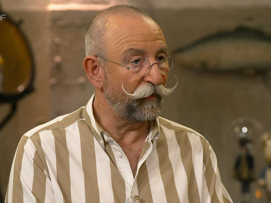 Ein Teller und dessen Wert ließ Horst Lichter bei „Bares für Rares“ einmal mehr staunen. (Bild: ZDF)