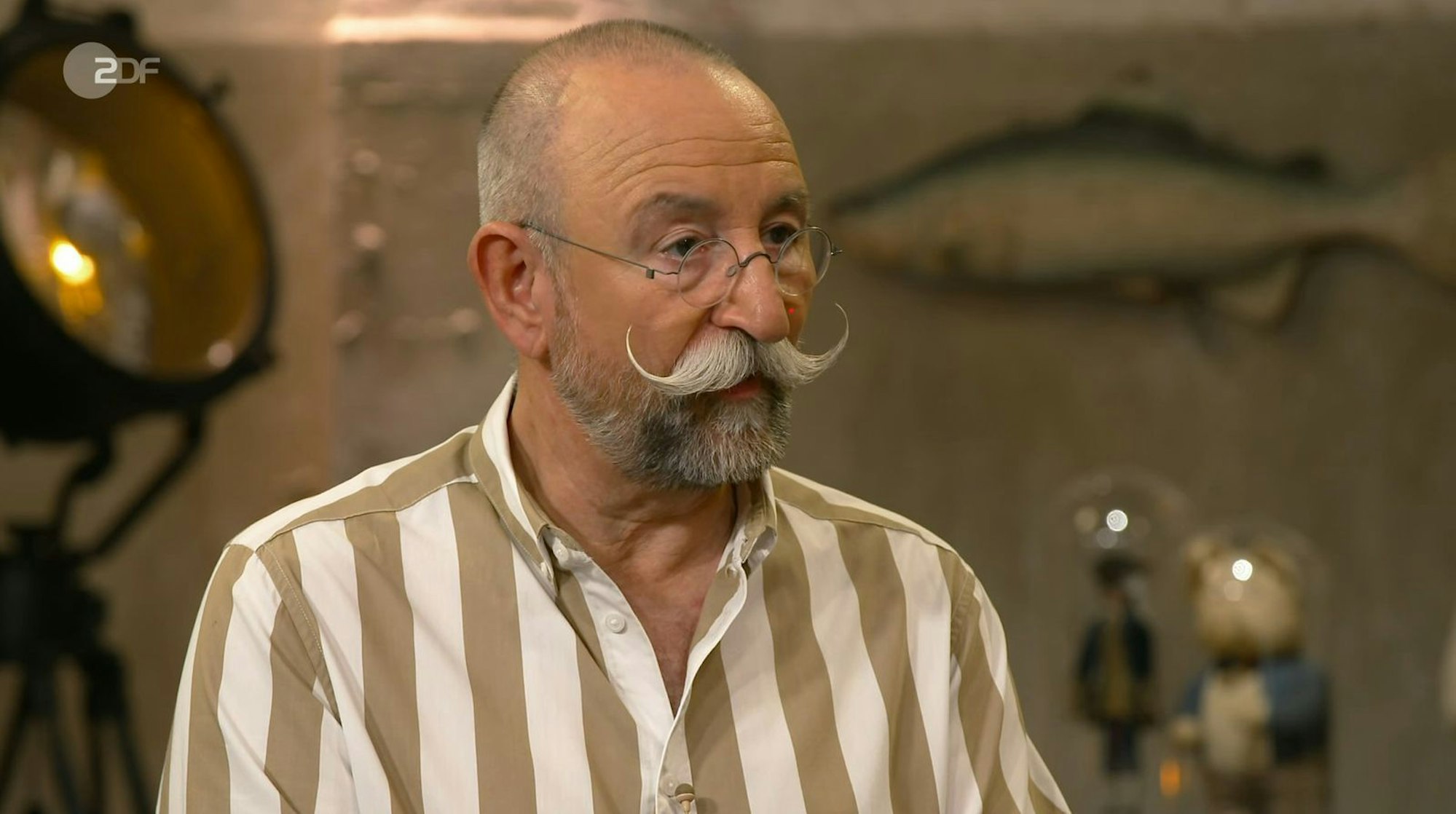 Ein Teller und dessen Wert ließ Horst Lichter bei „Bares für Rares“ einmal mehr staunen. (Bild: ZDF)
