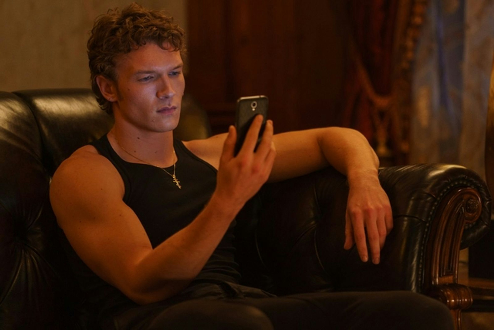 Ilya (Connor Storrie)und Shane kommunizieren über SMS unter den Cpodenamen Jane und Lily. (Bild: Sabrina Lantos/HBO Max )