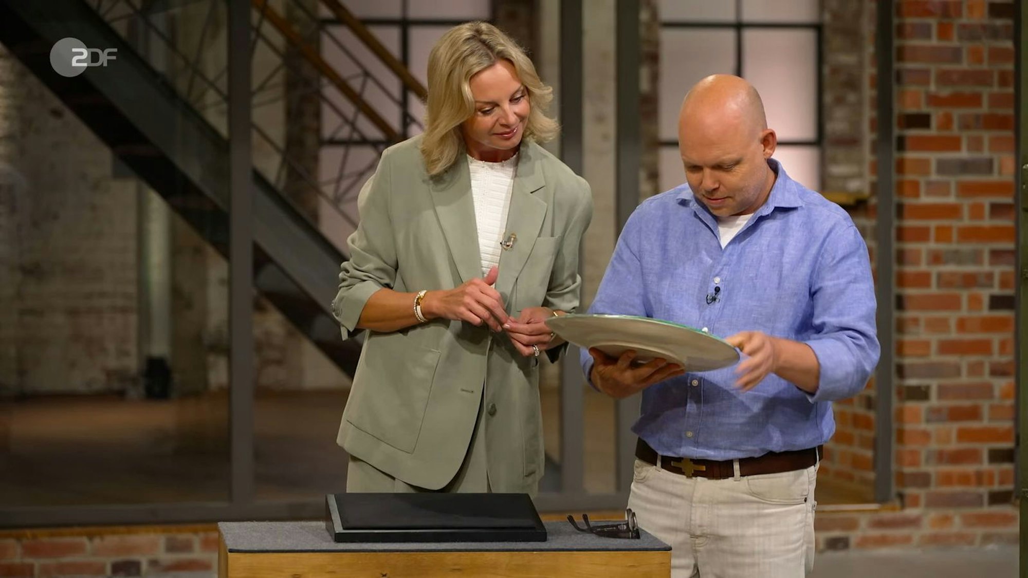 Begeistert musterten Susanne Steiger und Benjamin Leo Leo den Teller im Händlerraum. (Bild: ZDF)