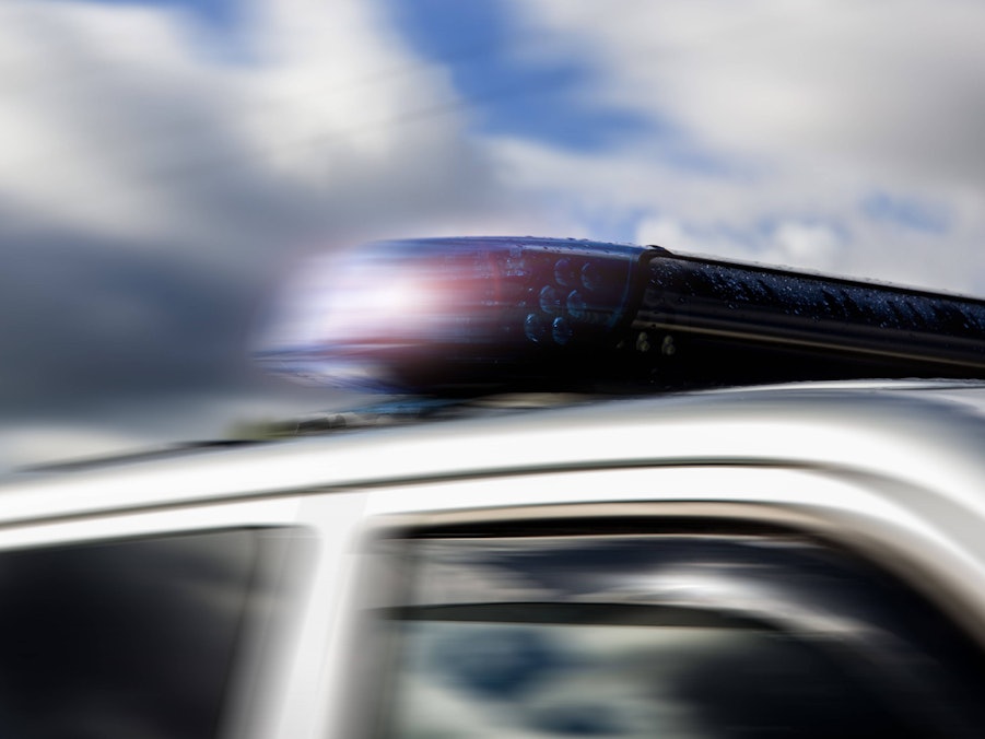 Polizeifahrzeug mit Blaulicht in Bewegung