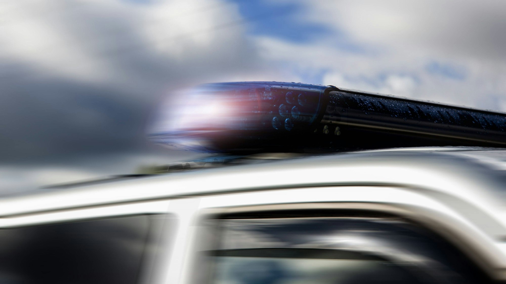 Polizeifahrzeug mit Blaulicht in Bewegung