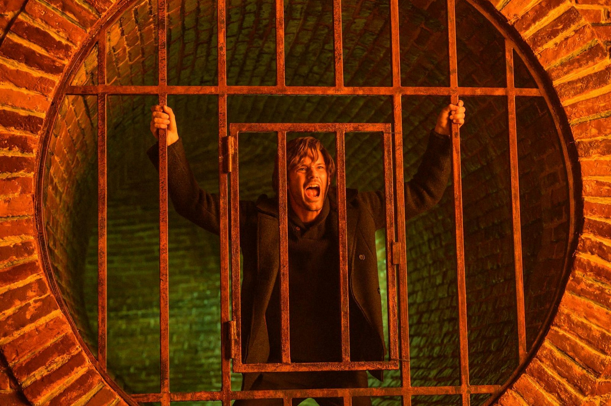 James Sunderland (Jeremy Irvine) bereut schon bald, nach Silent Hill zurückgekehrt zu sein. (Bild: Aleksander Letic/2025 Room 318 Productions/Leonine)