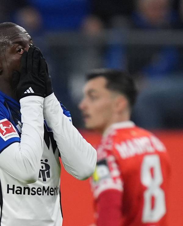 HSV-Profi Jean-Luc Dompé schlägt sich die Hände ins Gesicht.