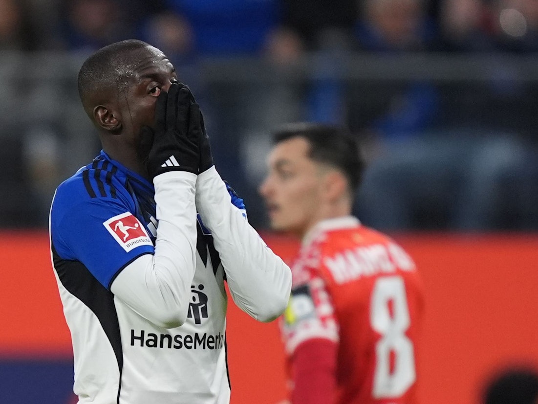 HSV-Profi Jean-Luc Dompé schlägt sich die Hände ins Gesicht.