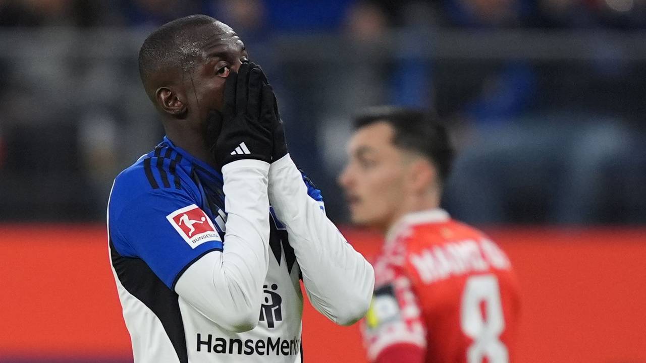 HSV-Profi Jean-Luc Dompé schlägt sich die Hände ins Gesicht.