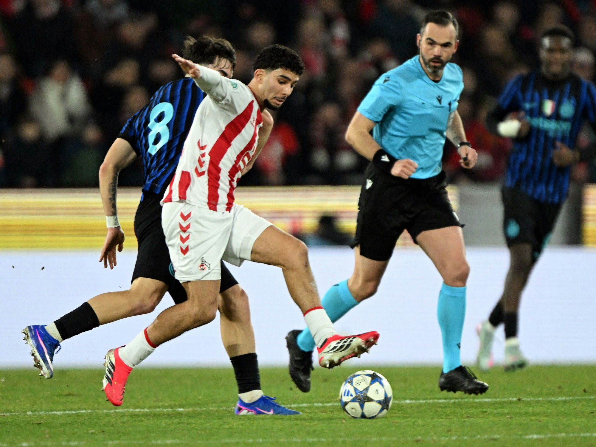 Fayssal Harchaoui im Duell mit Matteo Venturini.