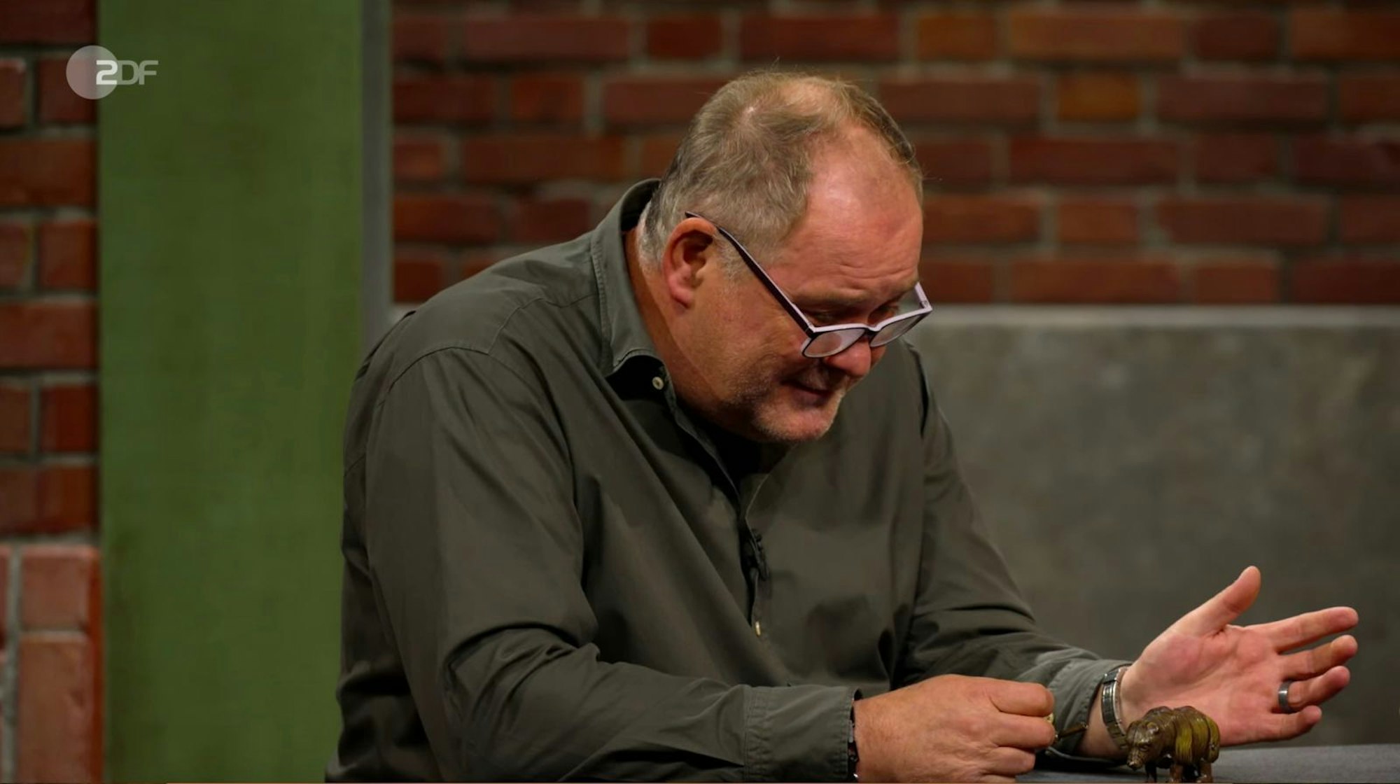 „Oh, toll“, fand Elisabeth Nüdling das kleine Tier, das Walter Lehnertz (Bild) sofort an den „Berliner Bär“ erinnerte. (Bild: ZDF)