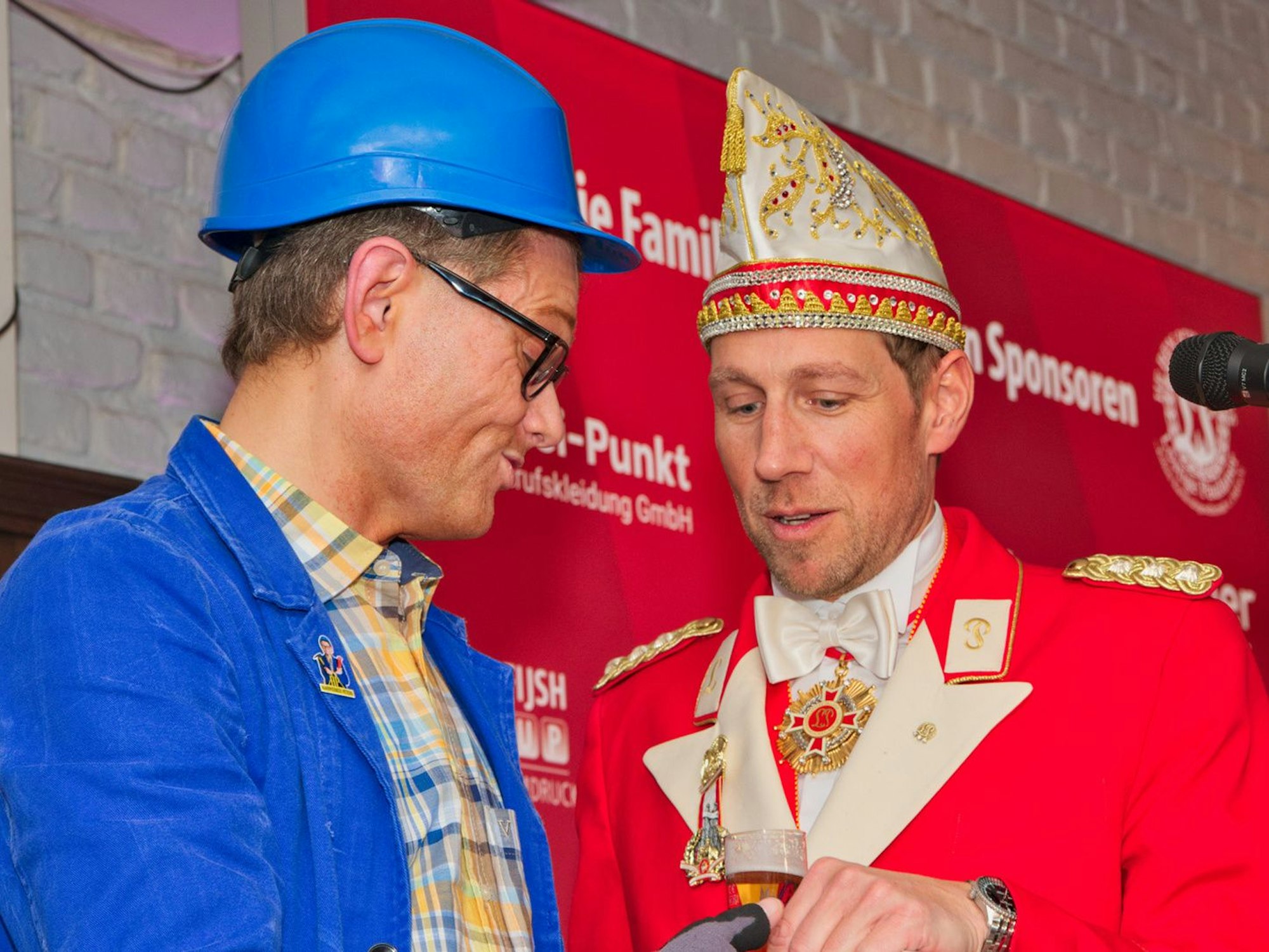 Kai Kramosta als Handwerker Peters mit Dominik Müller.