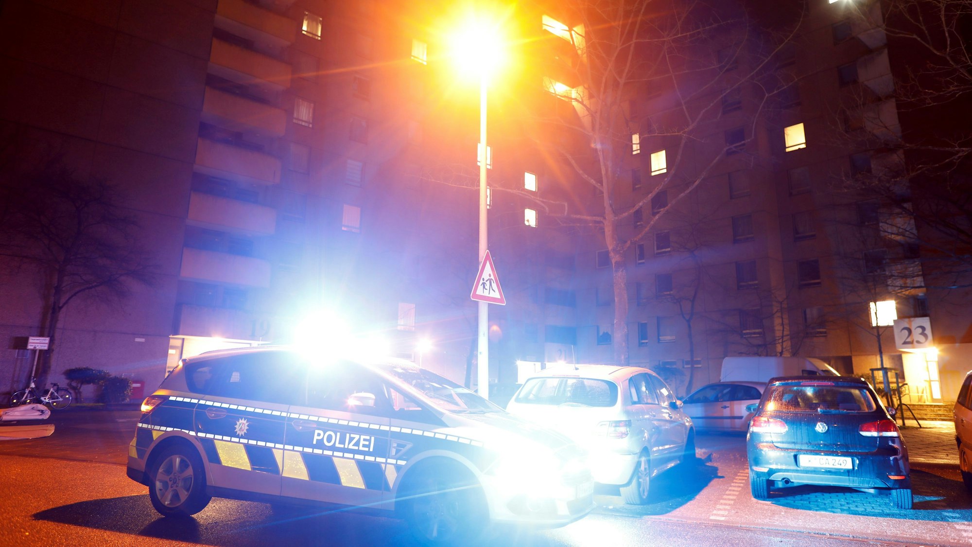 Ein Polizeiwagen bei einem Einsatz in Köln (Symbolfoto)
