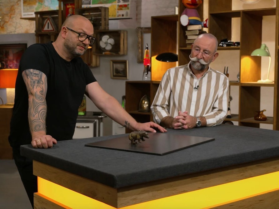 Altes Spielzeug hatte schon öfter auf dem Expertenpult von Sven Deutschmanek (links) gelegen, doch dieses Stück stach in der Mittwochsausgabe der ZDF-Trödelshow „Bares für Rares“ selbst für den Fachmann heraus. (Bild: ZDF)