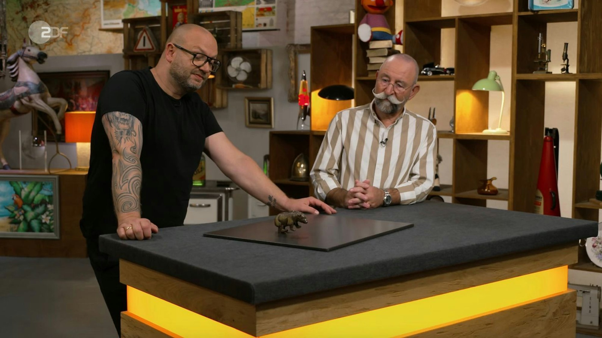 Altes Spielzeug hatte schon öfter auf dem Expertenpult von Sven Deutschmanek (links) gelegen, doch dieses Stück stach in der Mittwochsausgabe der ZDF-Trödelshow „Bares für Rares“ selbst für den Fachmann heraus. (Bild: ZDF)