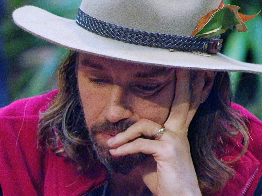 Gil Ofarim ist nach seinem Unfall bei der Dschungelprüfung zurück im Camp.