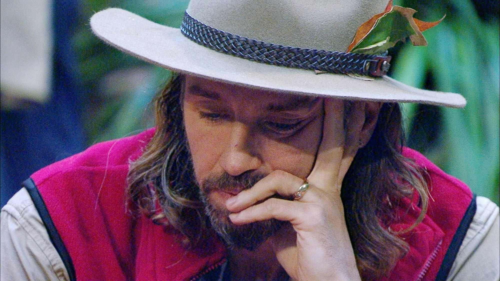 Gil Ofarim ist nach seinem Unfall bei der Dschungelprüfung zurück im Camp.