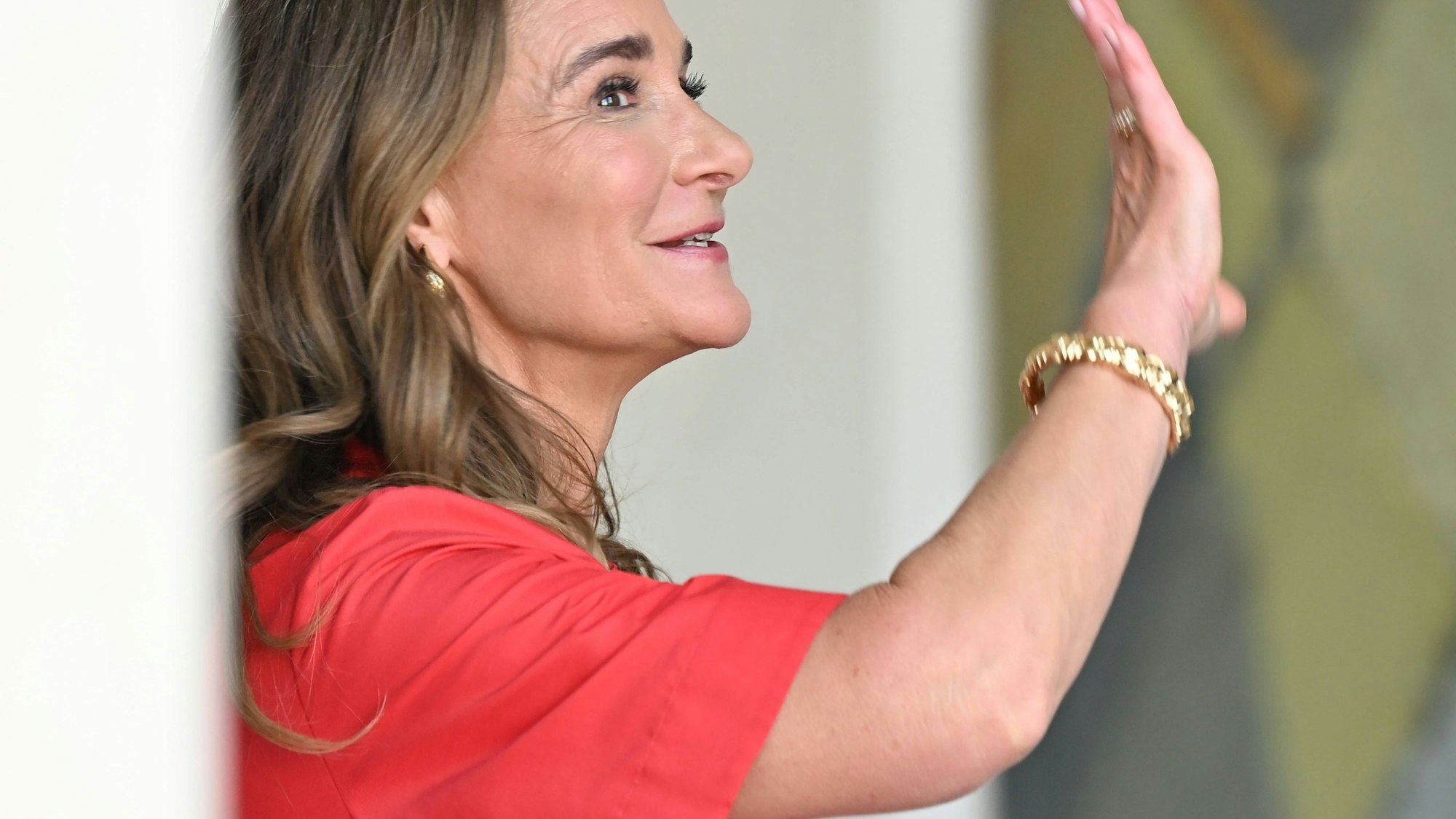 Melinda French Gates winkt und lächelt