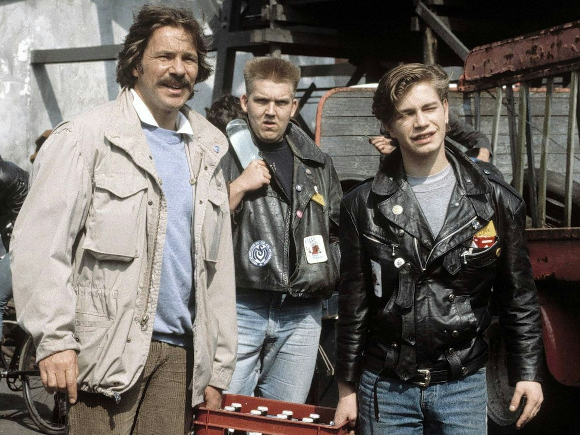 Im Schimanski-“Tatort“ „Zweierlei Blut“ (1984) verkörperte BVB-Fan Dietmar Bär (Bild, Mitte) einen MSV-Duisburg-Hooligan. (Bild: IMAGO / United Archives)