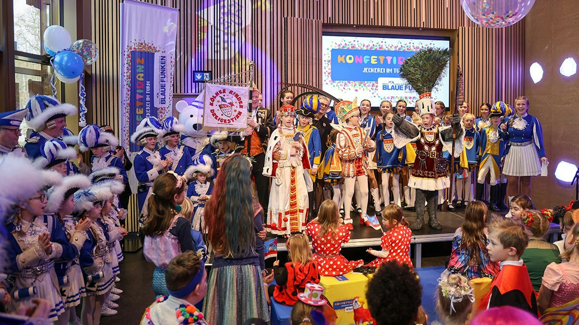 Das Kinderdreigestirn steht auf der Bühne.