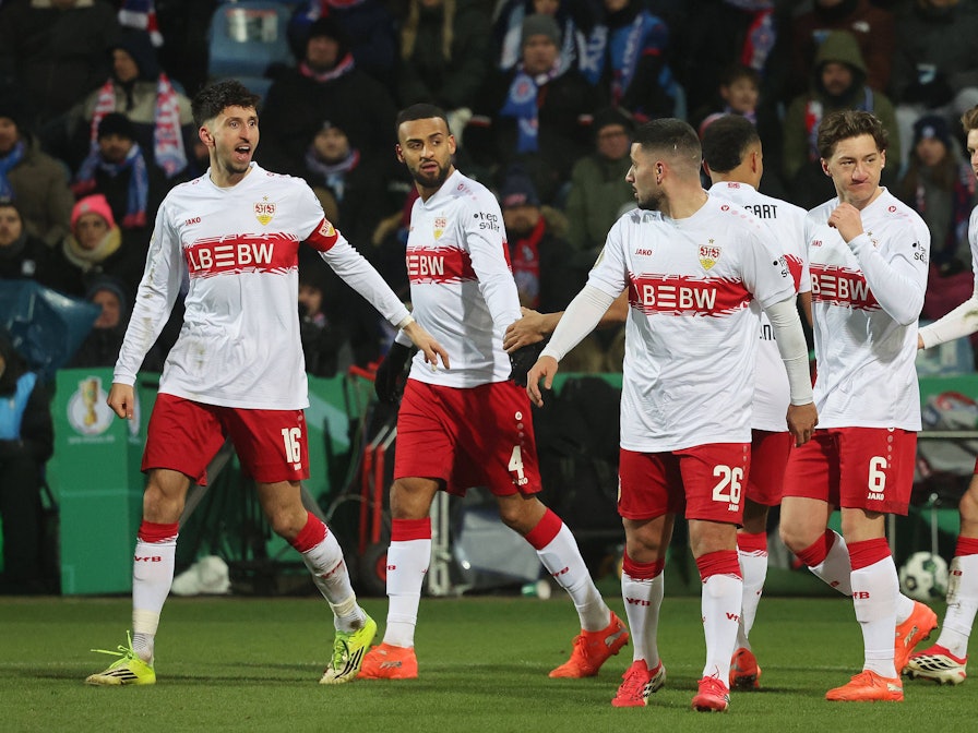 Die Spieler des VfB Stuttgart klatschen sich nach einem Treffer ab.