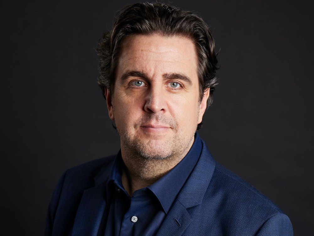 Unterwegs mit dem Krimi-Professor: Bastian Pastewka ist nicht nur Komiker, sondern auch Krimifan. Unter anderem betreibt er seit sieben Jahren einen Podcast über Radiokrimis. Mit dem Amazon-Film „Fabian und Die mörderische Hochzeit“ hat er nun mal wieder selbst Hand angelegt - in Sachen Murder Mystery-Stoffe. (Bild: Boris Breuer)