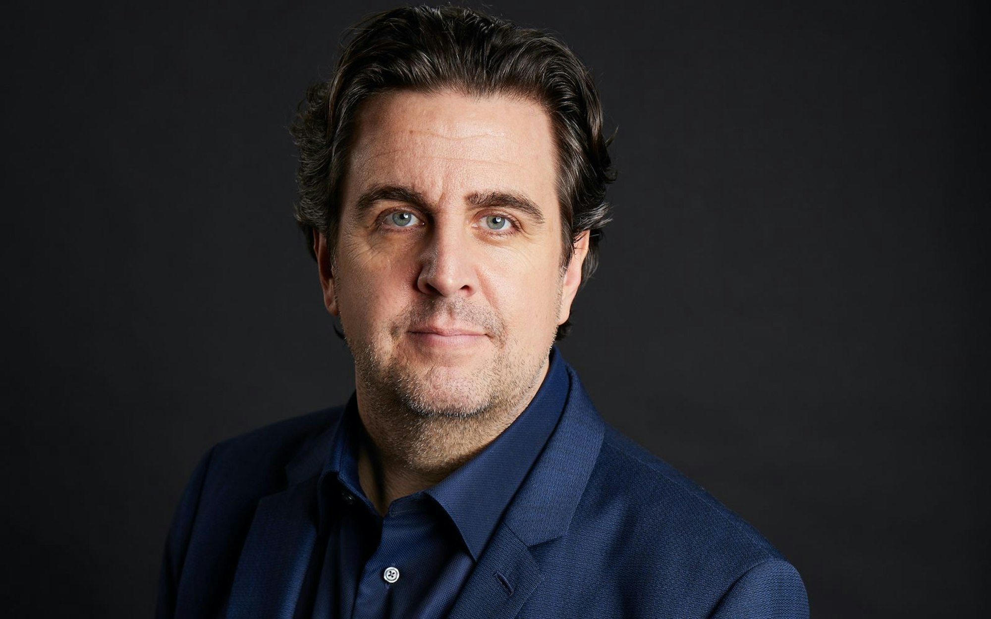 Unterwegs mit dem Krimi-Professor: Bastian Pastewka ist nicht nur Komiker, sondern auch Krimifan. Unter anderem betreibt er seit sieben Jahren einen Podcast über Radiokrimis. Mit dem Amazon-Film „Fabian und Die mörderische Hochzeit“ hat er nun mal wieder selbst Hand angelegt - in Sachen Murder Mystery-Stoffe. (Bild: Boris Breuer)