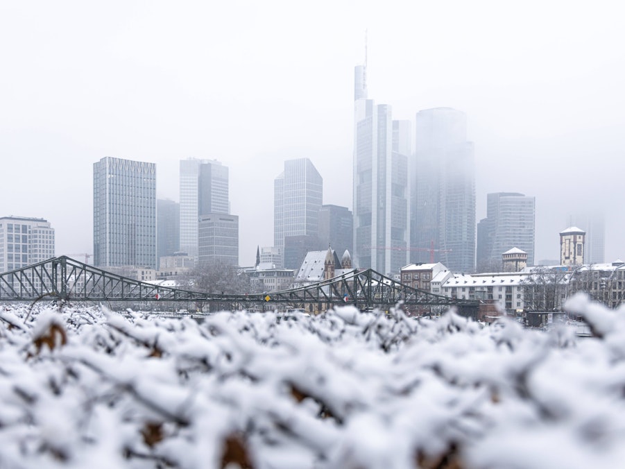 Frankfurter Skyline mit Brücke und Schnee