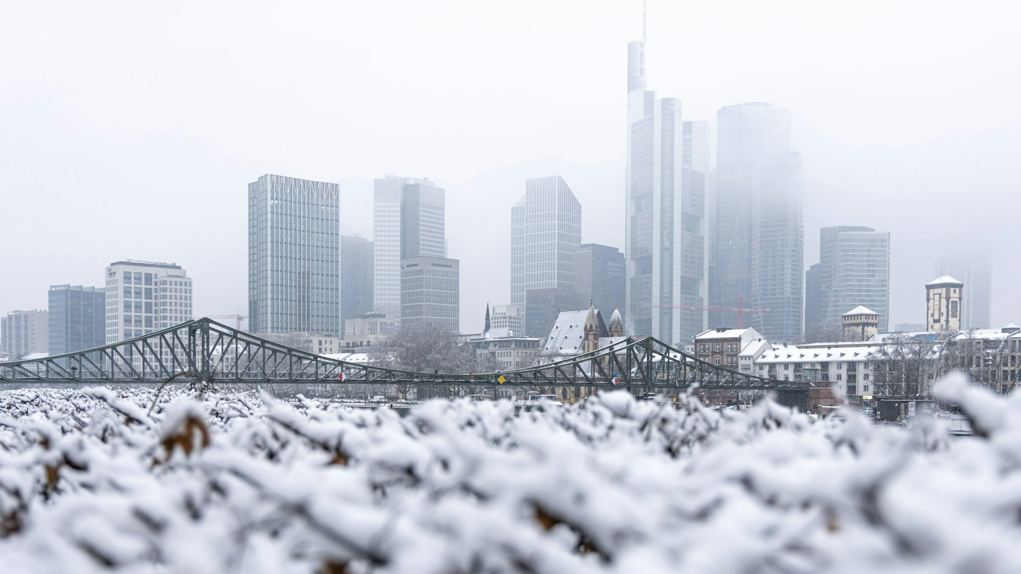 Frankfurter Skyline mit Brücke und Schnee