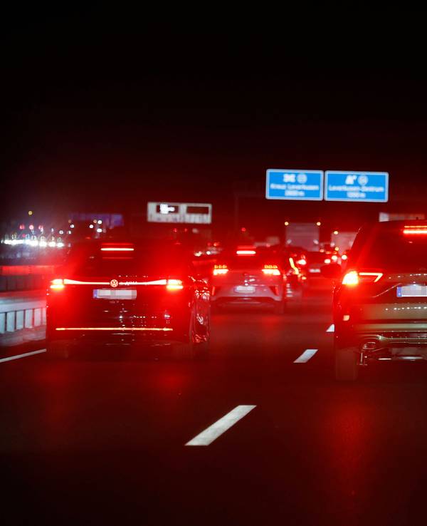 Auf einer Autobahn staut sich nachts der Verkehr.