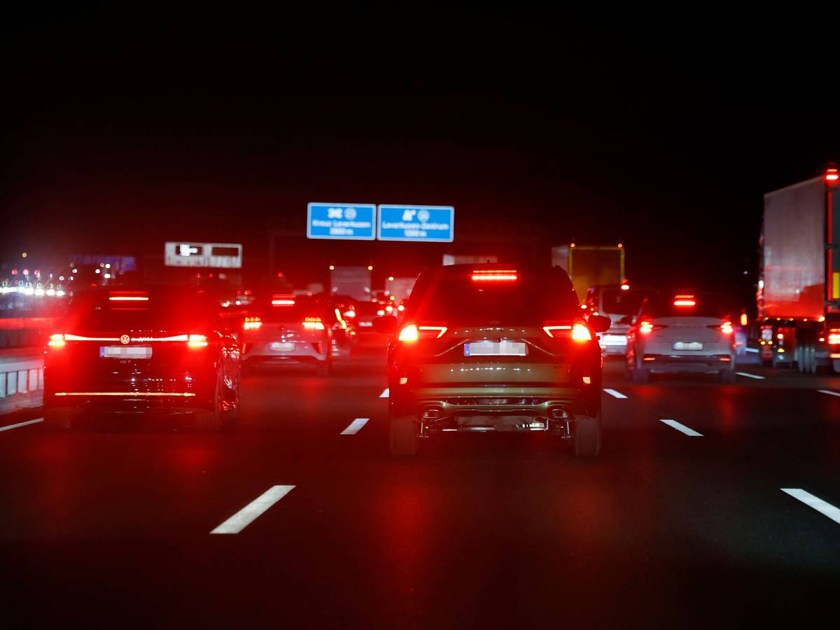 Auf einer Autobahn staut sich nachts der Verkehr.
