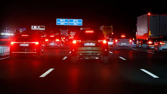 Auf einer Autobahn staut sich nachts der Verkehr.