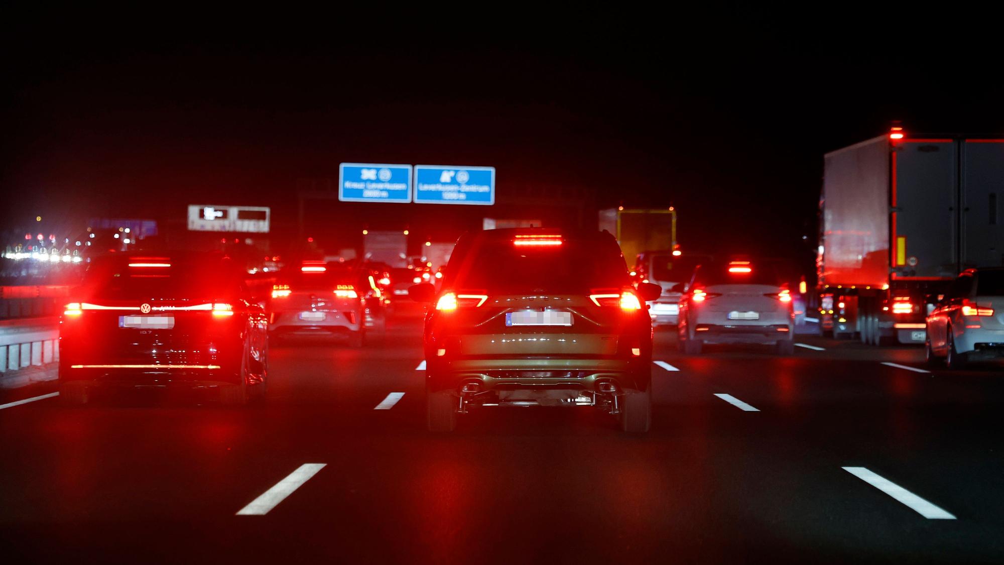 Auf einer Autobahn staut sich nachts der Verkehr.