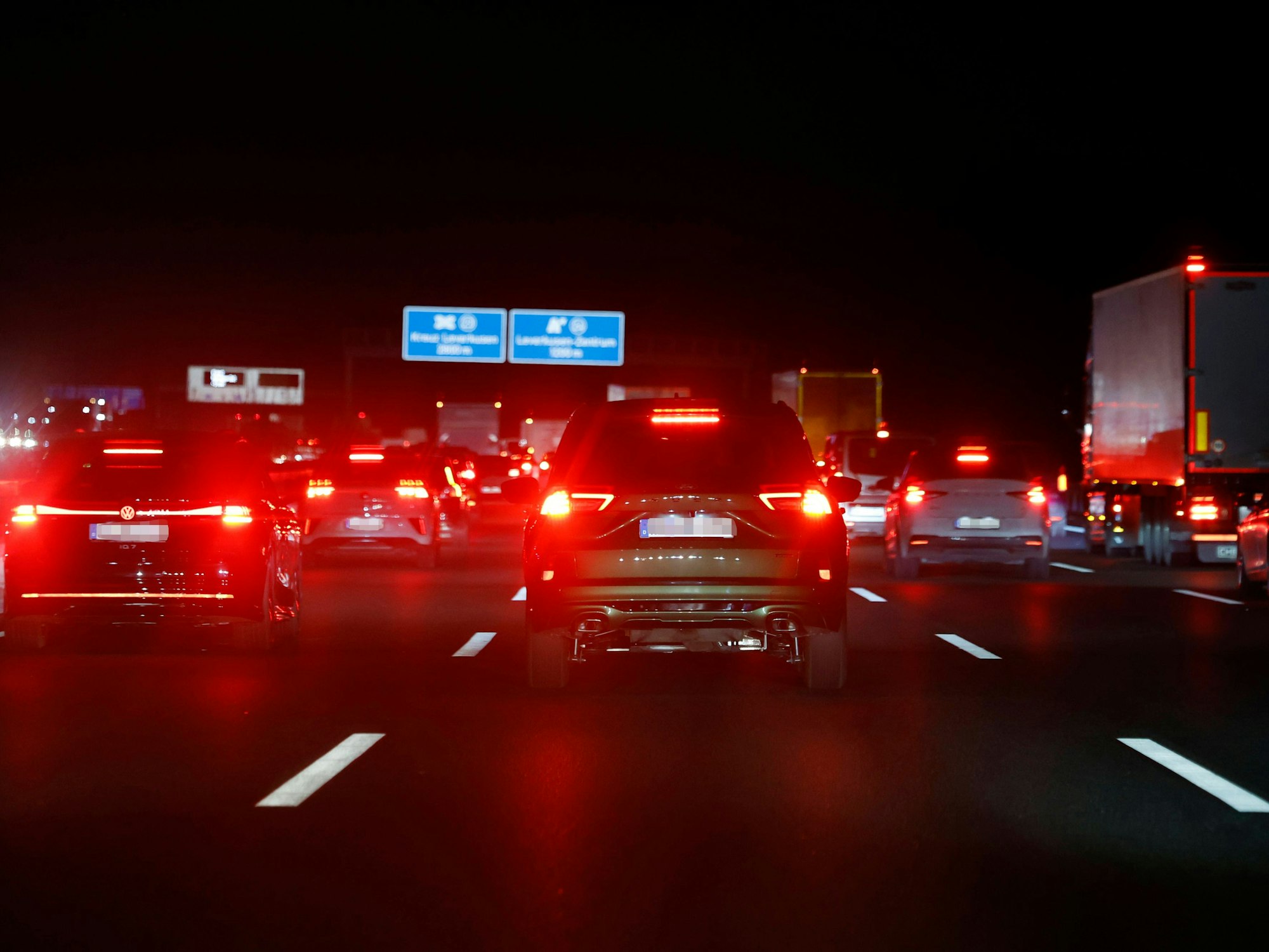 Alltag auf dem Kölner Autobahnring: Fahrzeuge stauen sich auf vielen Strecken, wie am Leverkusener Kreuz.