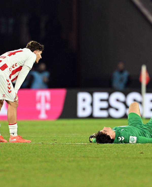 Torwart Mikolaj Marutzki (1. FC Köln) liegt nach dem Spiel auf dem Platz.