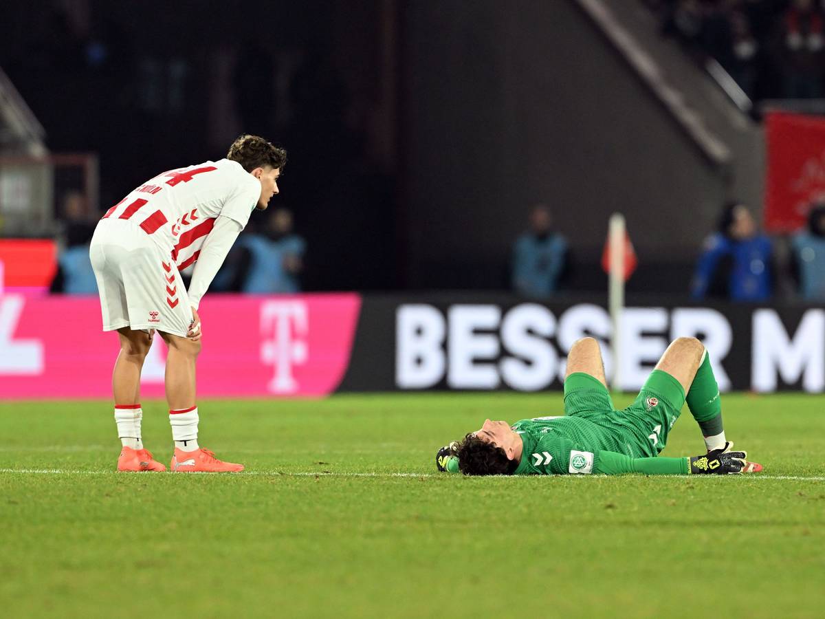 Torwart Mikolaj Marutzki (1. FC Köln) liegt nach dem Spiel auf dem Platz.