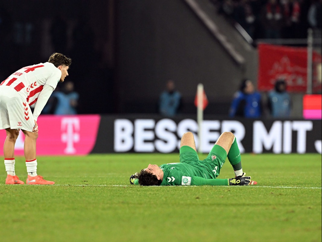 Torwart Mikolaj Marutzki (1. FC Köln) liegt nach dem Spiel auf dem Platz.