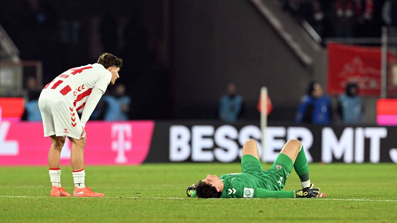 Torwart Mikolaj Marutzki (1. FC Köln) liegt nach dem Spiel auf dem Platz.
