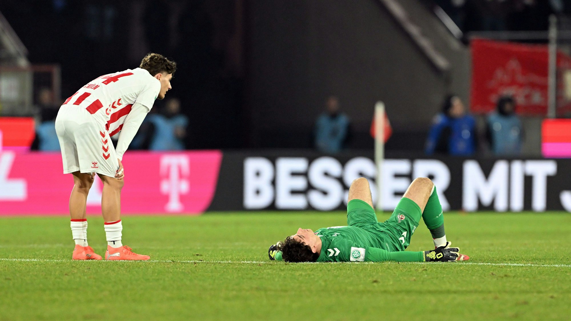 Torwart Mikolaj Marutzki (1. FC Köln) liegt nach dem Spiel auf dem Platz.