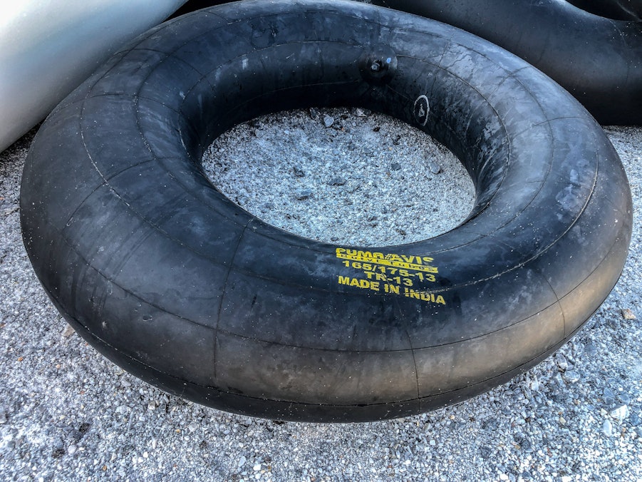 Schwarzer Reifenschlauch auf Kies