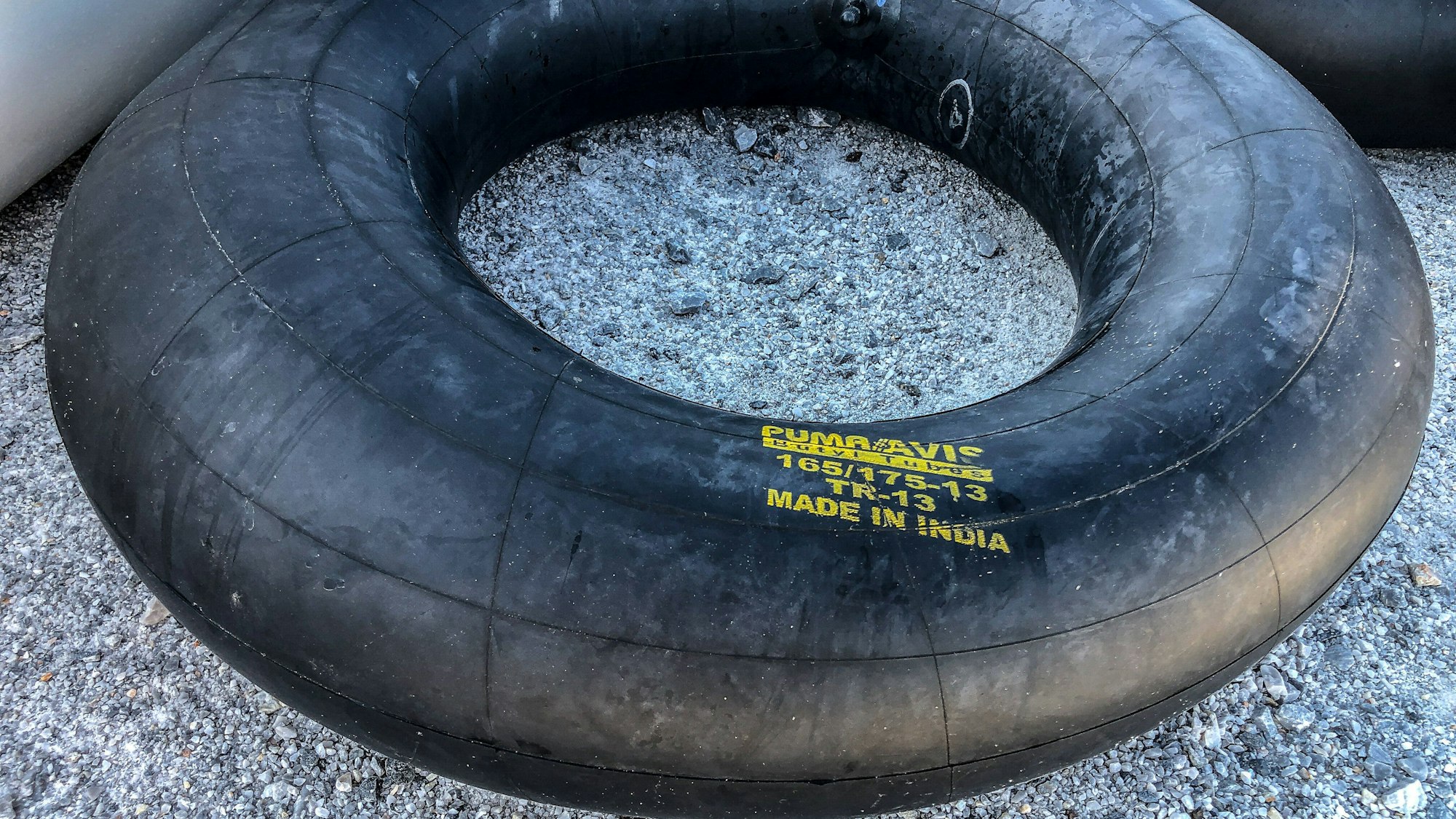 Schwarzer Reifenschlauch auf Kies