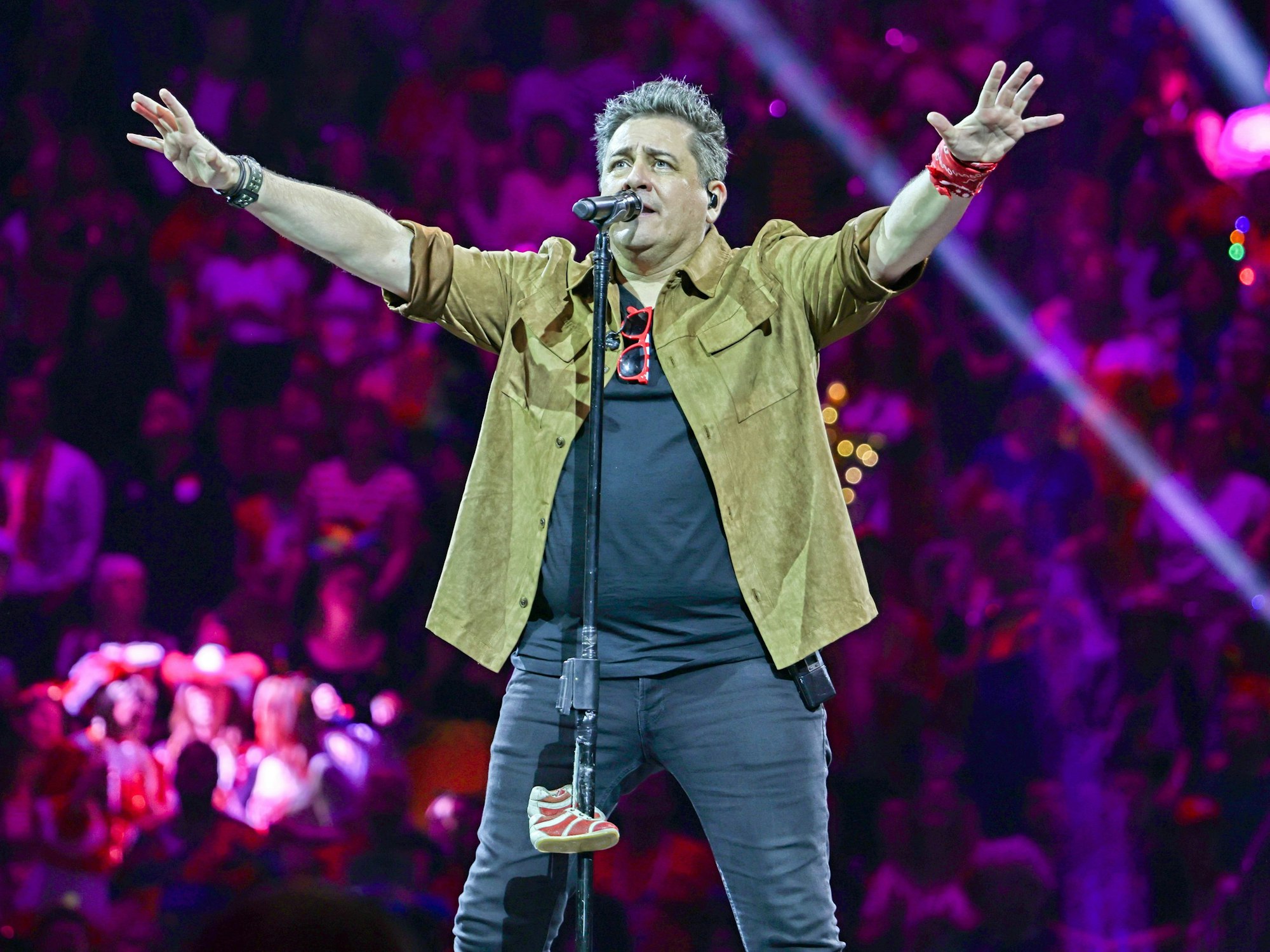 Micky Nauber beim Auftritt auf der Bühne.