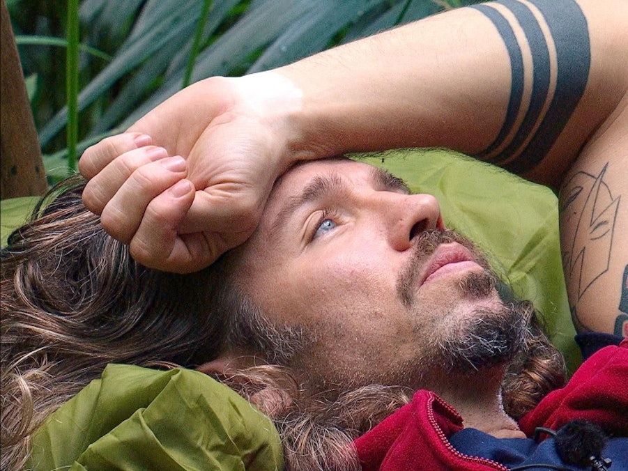 Gil Ofarim im Camp an Tag 2 von „Ich bin ein Star - Holt mich hier raus!“: Er muss laut seinem Anwalt 40.000 Euro Schmerzensgeld zahlen.